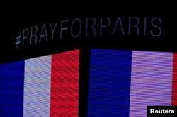 During a moment of silence a message on the scoreboard to honor the tragedy in Paris before the game between the Chicago Blackhawks and the Calgary Flames at the United Center in Chicago, Illinois, Nov. 15, 2015. (Credit: David Banks-USA TODAY Sports)