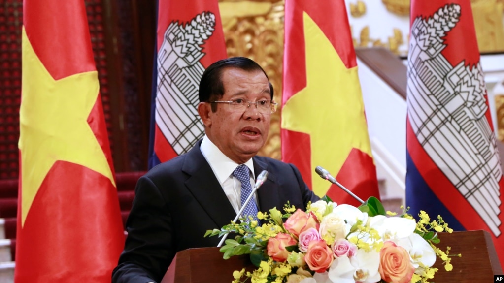 Thủ Tướng Campuchia Hun Sen tại cuộc họp báo với Thủ Tướng VN Nguyễn Xuân Phúc ở Hà Nội ngày 7/12/2018. (AP Photo/Tran Van Minh) 
