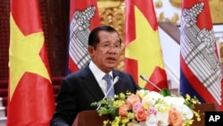 រូបឯកសារ៖ លោកនាយករដ្ឋមន្ត្រី ហ៊ុន សែន ថ្លែងនៅក្នុងសន្និសីទ​សារព័ត៌មានរួមមួយជាមួយលោកនាយករដ្ឋមន្ត្រីវៀតណាម Nguyen Xaun Phuc នៅក្នុងដំណើរទស្សនកិច្ចរបស់លោកទៅកាន់ប្រទេសវៀតណាម ថ្ងៃទី៧ ខែធ្នូ ឆ្នាំ២០១៨។