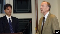 The newly appointed judge of the Extraordinary Chambers in the Courts of Cambodia (ECCC), Mr. Siegfried Blunk (R) from Germany, attends the official sworn-in ceremony at a hotel in Phnom Penh September 5, 2008.