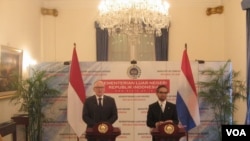 Pernyataan bersama Menteri Luar Negeri Marty Natalegawa dengan Menteri Luar Negeri Belanda Frans Timmermans di Jakarta. (VOA/Andylala Waluyo)