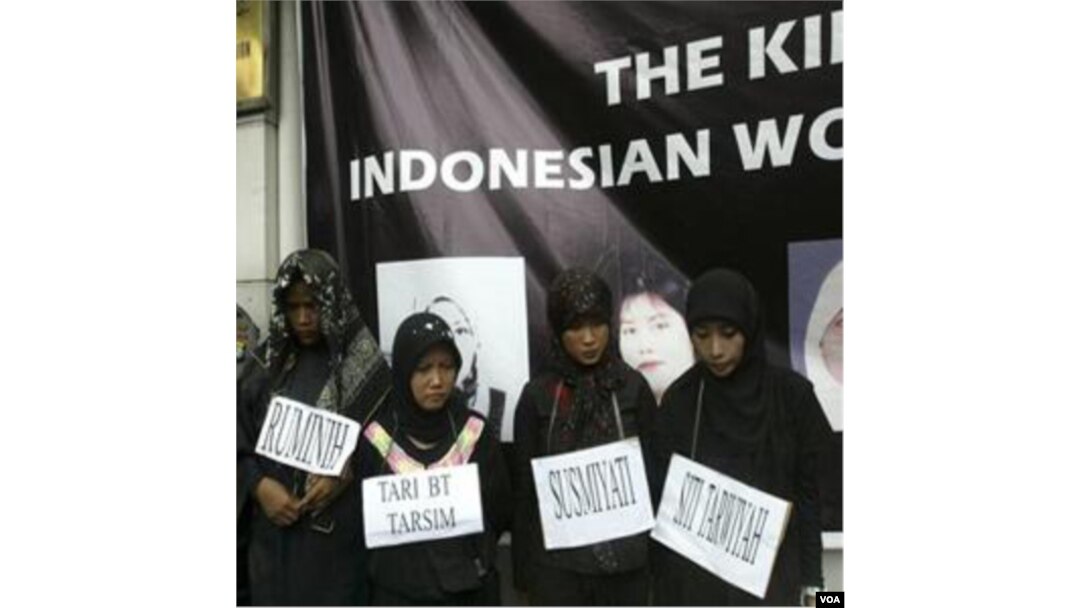 Aktivis LSM melakukan aksi protes atas perlakuan TKW Indonesia di Saudi Arabia di depan Kedubes negara tersebut di Jakarta (foto: dok).