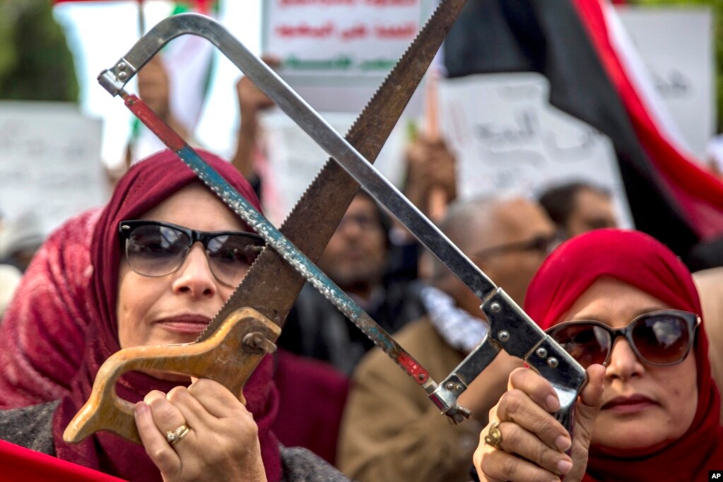 튀니지 튀니스에서 시민들이 언론인 자말 카쇼기 죽음의 배후로 지목되는 모하마드 빈살만 사우디아라비아 왕세자의 방문을 반대하는 시위를 하고 있다.