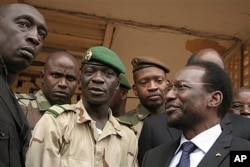 Le leader de l'ex-junte, Cne Amadou Haya Sanogo (au c.) en compagnie de Dioncounda Traoré, le 9 avril 2012