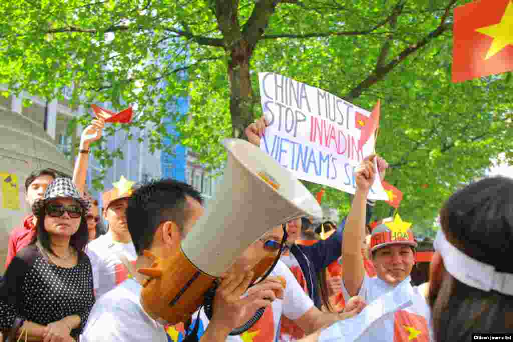 Demonstrasi anti-China di depan di depan Kedutaan Besar China di London (18/5).