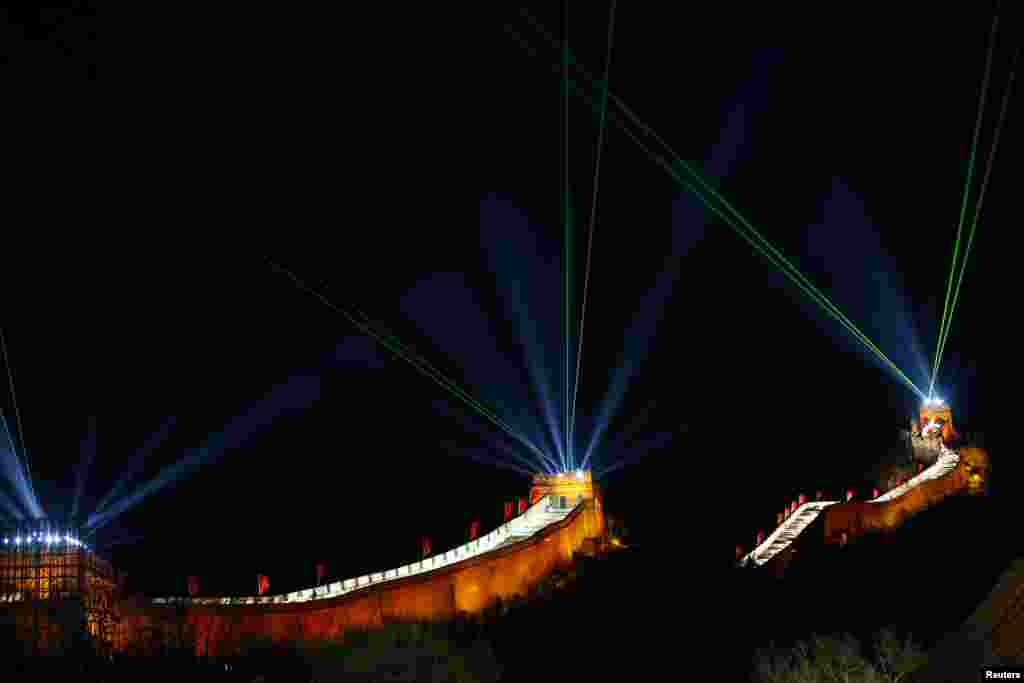 Lights and lasers illuminate the Great Wall of China to celebrate the new year before the countdown event at the Badaling section of the Great Wall, Beijing, China, Dec. 31, 2013.&nbsp;