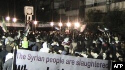 Người biểu tình xuống đường phản đối Tổng thống Syria al-Assad tại Homs, ngày 10/2/2012