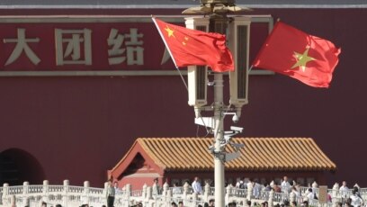 Cờ Việt Nam và Trung Quốc tại Thiên An Môn ở Bắc Kinh. Việt Nam trong năm qua trở thành bạn hàng thương mại lớn thứ 6 của Trung Quốc.