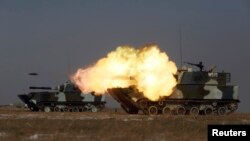 Tank milik Korps Marinir Tentara Pembebasan Rakyat China (PLA) melancarkan tembakan saat latihan militer di pangkalan militer Taonan, provinsi Jilin, China, 25 Janauari 2015. (Foto: dok).