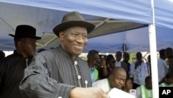 Nigerian President Goodluck Jonathan casts his ballot in his home village of Otuoke, Bayelsa state, April 16, 2011