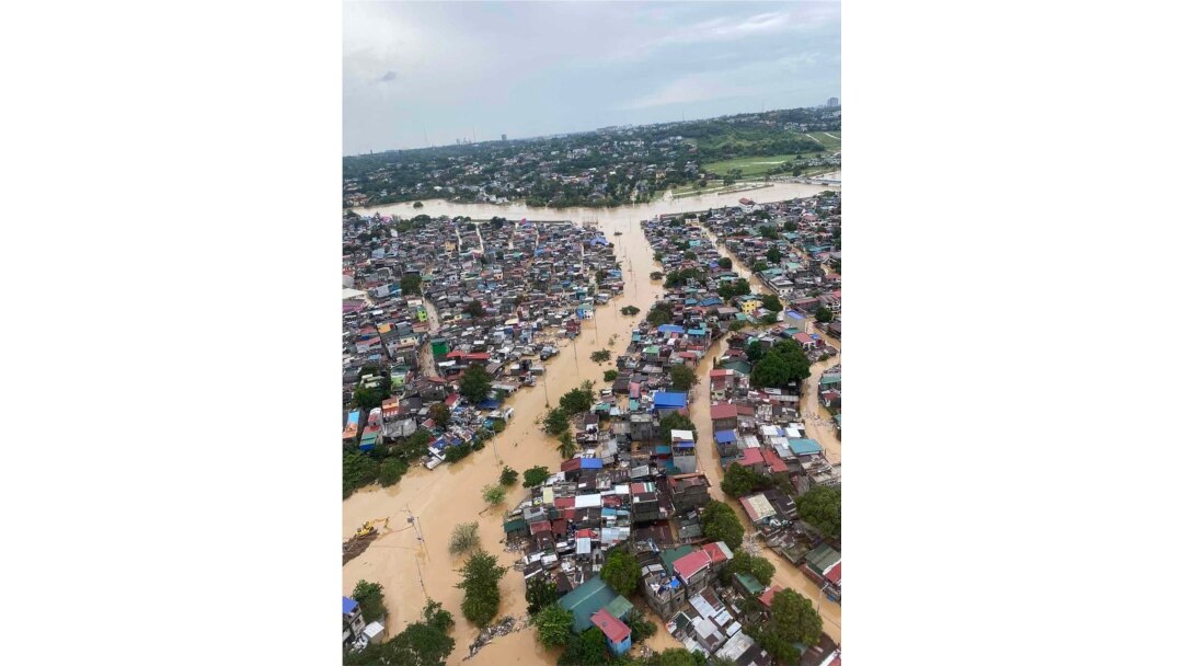 Lokasi yang terdampak banjir dilihat dari udara selama survei udara dengan Presiden Rodrigo Duterte di sekitar Manila, setelah Topan Vamco melanda ibu kota, 12 November 2020. (Foto: Kantor Senator Bong Go / AFP)