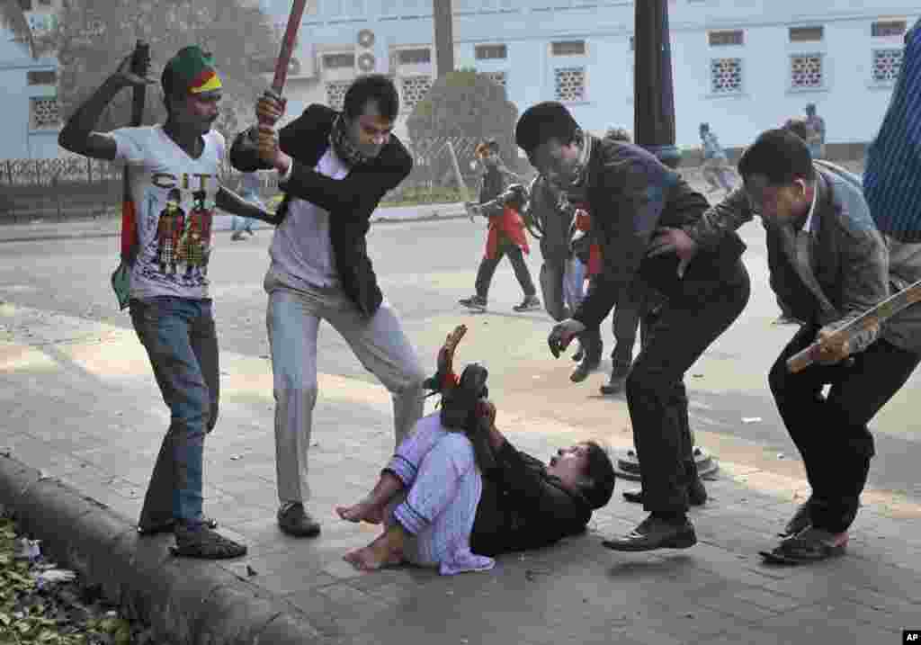 Những người ủng hộ Liên đoàn Bangladesh Awami đang cầm quyền đánh một nhà lập pháp, người ủng hộ phe đối lập chính - Ðảng Dân tộc Chủ nghĩa (BNP) trong cuộc biểu tình của những nhà hoạt động đối lập tại Dhaka, Bangladesh ngày 29/12/2013. Lực lượng an ninh và các nhà hoạt động đối lập đã đụng độ tại thủ đô khiến cho ít nhất một người thiệt mạng, trong lúc hàng ngàn cảnh sát được triển khai trên đường phố để chống lại lời kêu gọi biểu tình rầm rộ đòi thủ tướng Sheikh Hasina của Bangladesh hủy bỏ cuộc bầu cử sắp tới.
