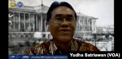 Rektor UGM Yogyakarta, Profesor Panut Mulyono, saat diskusi daring bertema pendidikan di masa pandemi corona, Kamis (28/5) dalam tangkapan layar. (Foto: VOA/Yudha Satriawan)