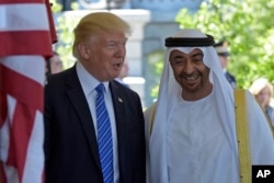 ປະທານາທິບໍດີ ດໍໂນລ ທຣຳ ຕ້ອນຮັບອົງມົງກຸດລາດກຸມມານຂອງ Abu Dhabi's Sheikh Mohammed bin Zayed Al Nahyan ທີ່ທຳນຽບຂາວ, 15 ພຶດສະພາ, 2017.