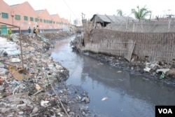 Chemicals from tanneries are dumped untreated into canals leading to the river. (A. Yee/VOA)