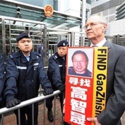美国律师关尚义（John Clancey）参加抗议中国人权律师高智晟被逮捕的活动。（2010年2月4日）