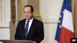 Le président français François Hollande donne un discours sur la situation au Mali, à Paris, le 12 janvier 2013.