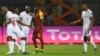 Les joueurs se saluent après le match de football entre la Ghana et le Bénin organisé par la Coupe d'Afrique des Nations (CAN) en 2019 au Stade Ismailia le 25 juin 2019.