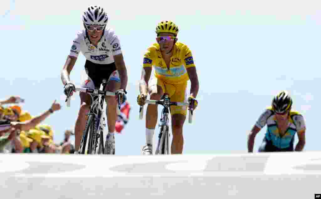 25 juillet 2009 : Andy Schleck du Luxembourg , Alebrto Contador d'Espagne et Lance Armstrong (de gauche à droite) franchissant la ligne d'arrivée de la 20 étape du Tour de France.