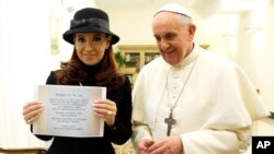 Pope Francis with Argentine President Cristina Fernandez, holding a picture of a plaque commemorating the 1984 peace and friendship treaty between Argentina and Chile, March 18, 2013.