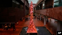 La escultura “Pilar de la vergüenza” en un patio de la Universidad de Hong Kong.