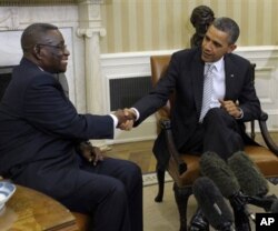 Le défunt président Mills et le président Barack Obama à la Maison-Blanche (Archives)