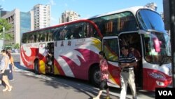 在台北 乘載陸客團的台灣旅遊巴士。 