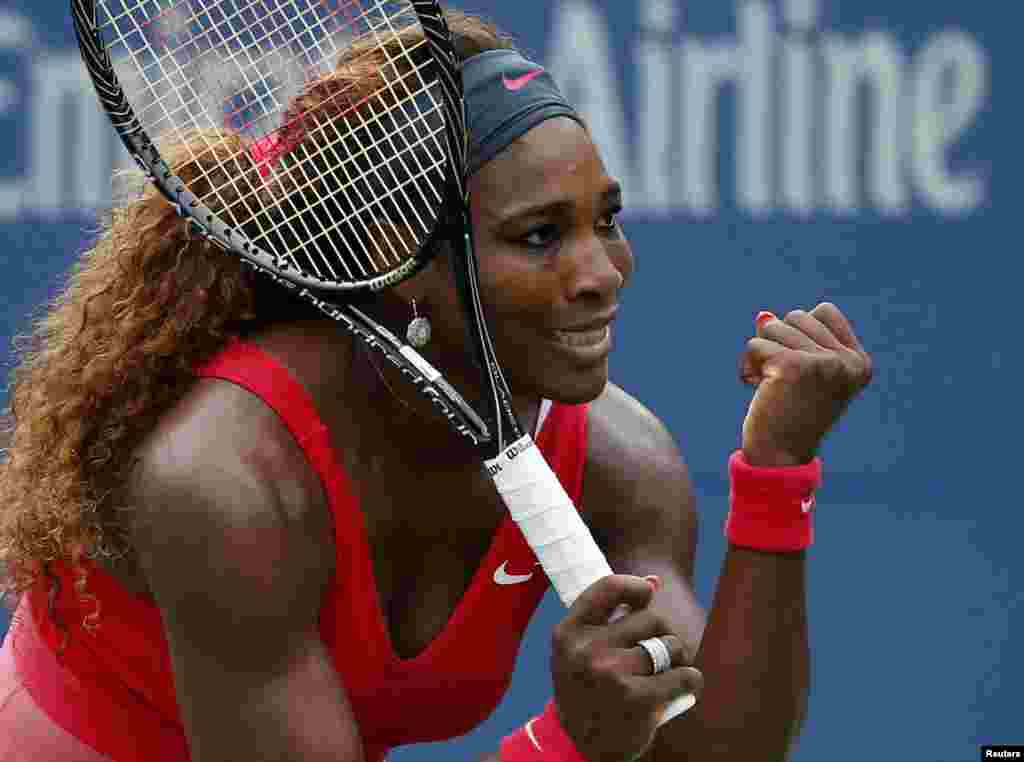 Petenis puteri AS, Serena Williams bereaksi setelah menang atas rekan senegaranya Sloane Stephens di kejuaraan grand slam AS Terbuka di kota New York.
