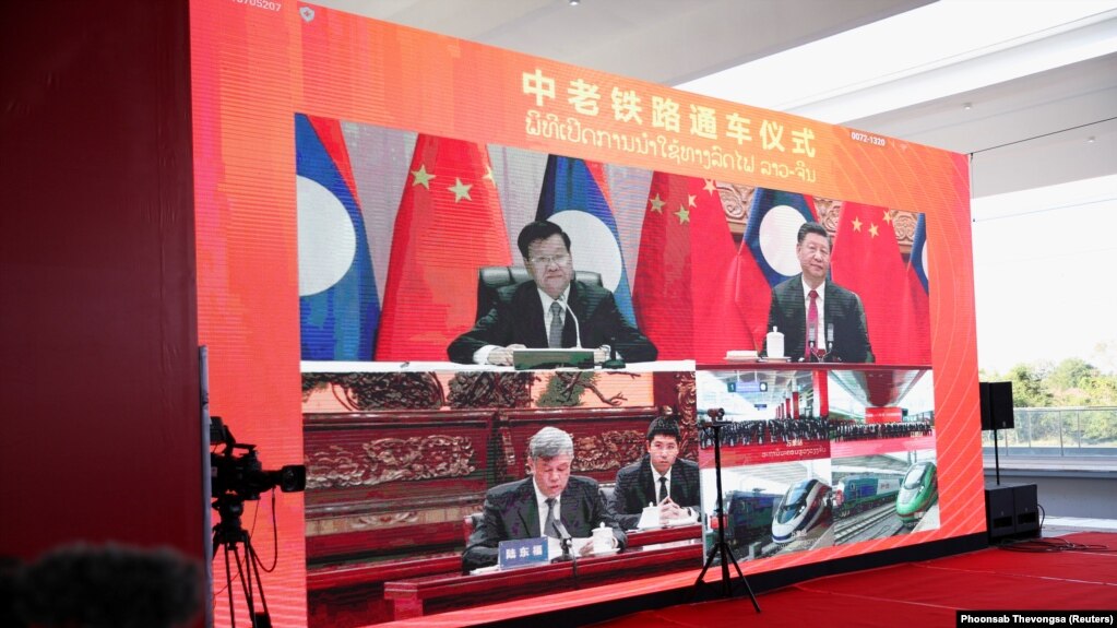 2021年12月3日，中国国家主席习近平和老挝国家主席通伦远程出席在老挝万象举行的连接昆明和万象的高铁项目交接仪式。（路透社图片）(photo:VOA)