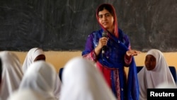 Pakistani Nobel Peace Prize laureate Malala Yousafzai addresses students at the Nasib Secondary School in Ifo2 area of Dadaab refugee camp during celebrations to mark her 19th birthday near the Kenya-Somalia border, July 12, 2016. 