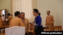  ပြည်သူ့ လွှတ်တော် သင်တန်းခန်းမတွင်တွင် NLD အမတ်များနှင့်တွေ့ဆုံစဉ်