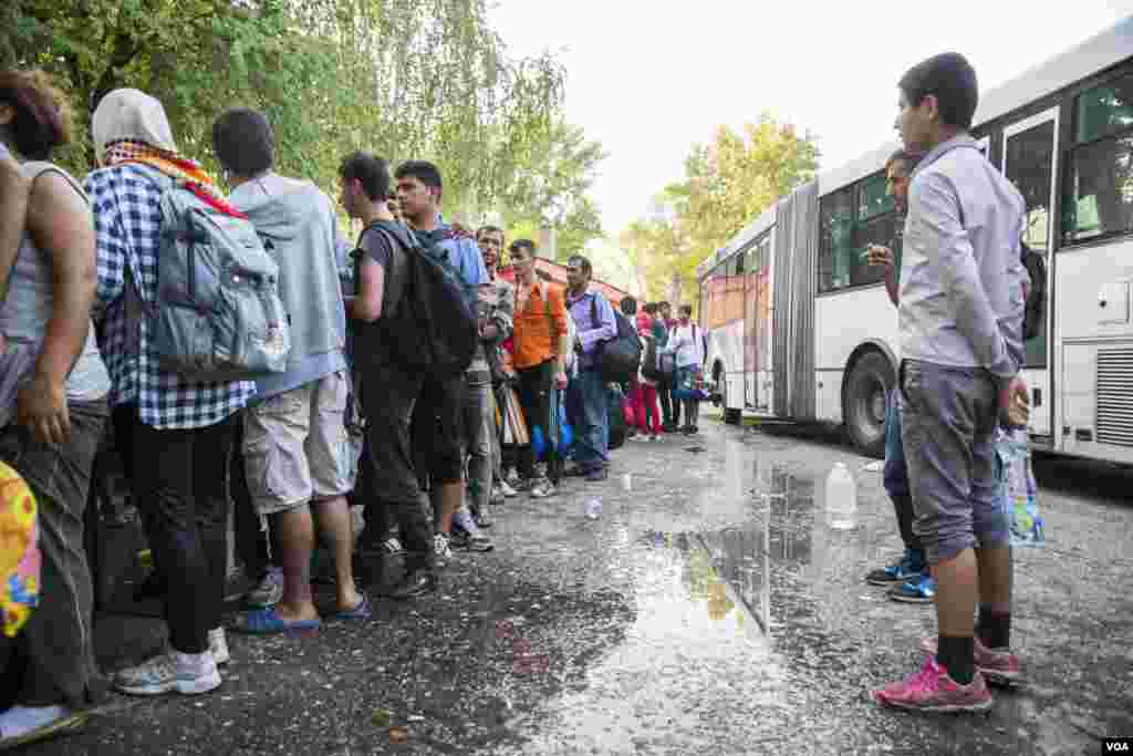 People line up to receive aid in Bezlan. (A. Tanzeem/VOA)