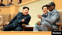Rodman y Kim Jung Un conversan durante el juego de baloncesto en honor del líder norcoreano, por su cumpleaños 31.