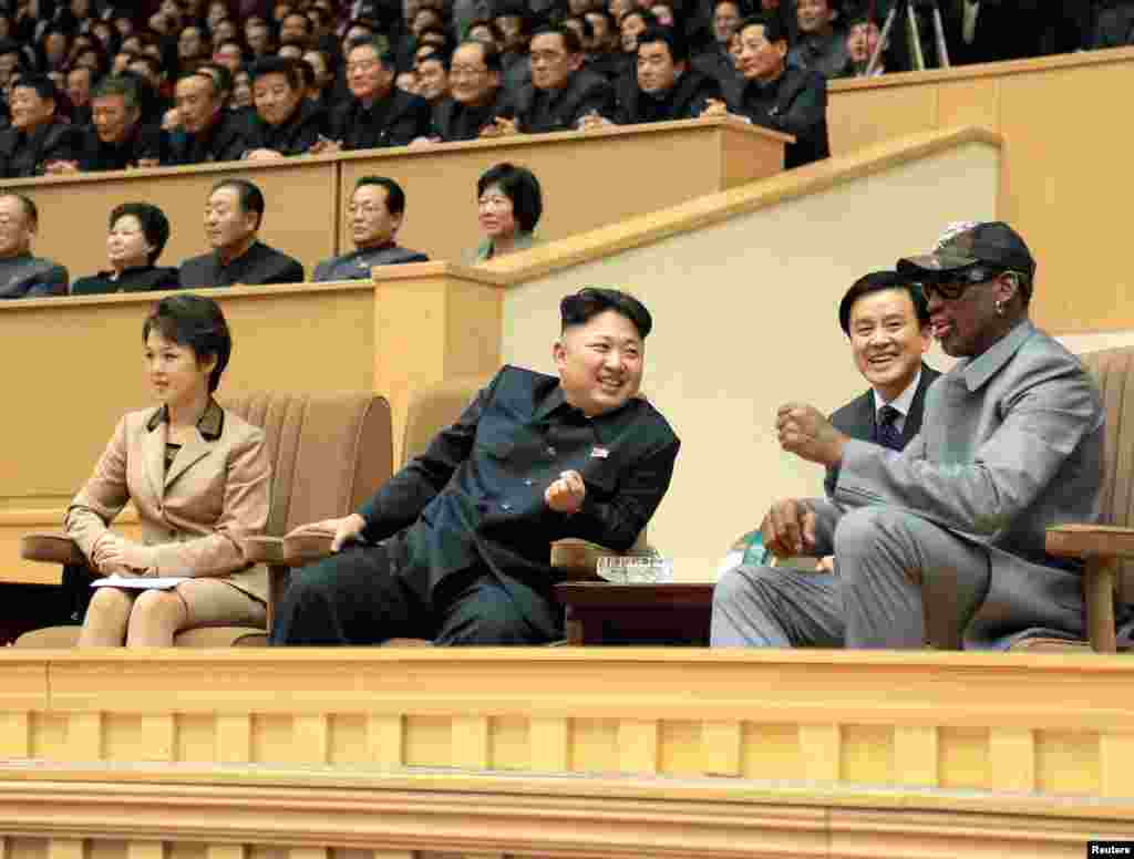 Rodman e Kim Jong Un, o líder norte-coreano, assistem ao jogo entre o ex-jogadores da NBA e os ex-jogadores de basquetebol da Coreia Norte. O jogo foi um presente de aniversário que Kim pediu a Dennis Rodman. Pyongyang, Jan. 7, 2014