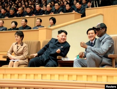 Equipas de basquetebol da Coreia do Sul em Pyongyang para jogo