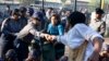 미얀마 경찰-학생 시위대 사흘째 대치…교육개혁법 폐지 요구