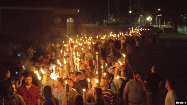 白人民族主義者手持火把在維吉尼亞大學校園遊行。 （2017年8月11日）