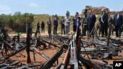 François Hollande et Jean-Yves le Drian en visite en Centrafrique, le 28 février 2014. (AP Photo/Sia kambou, Pool)