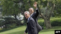Барак Обама и Рам Эммануэль, 4 августа 2010