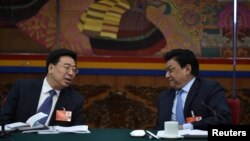 2016年3月7日，中共西藏自治区党委副书记吴英杰在人大会议上和西藏人大主席交谈