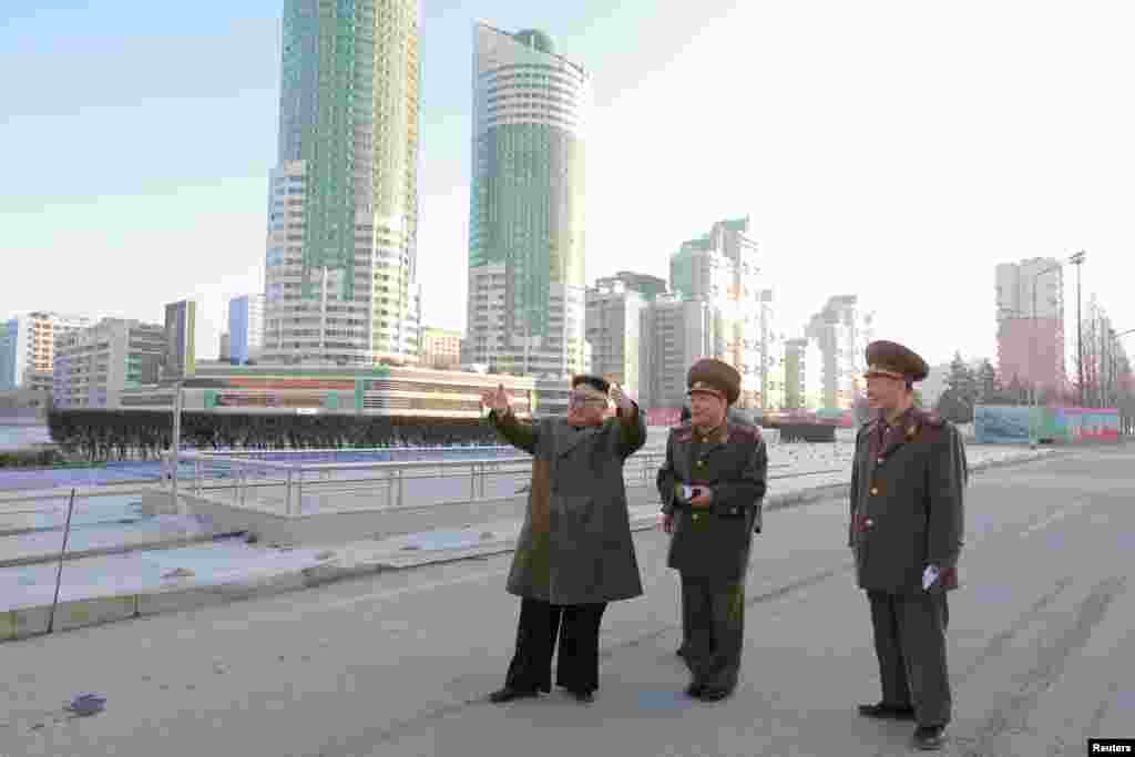 김정은 북한 국무위원장이 &nbsp;평양시내 여명거리 건설현장을 둘러보고 있다.