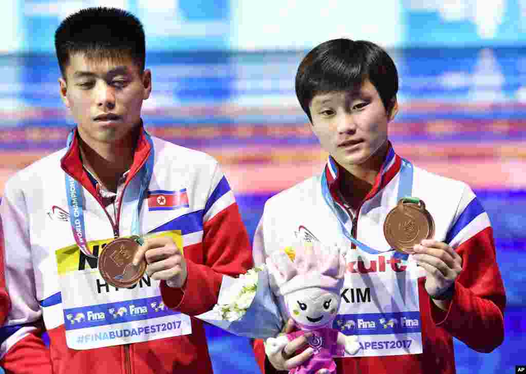2017 FINA 세계선수권대회 혼성 10 m 싱크로나이즈드 플랫폼 경기에서 동메달을 획득한 북한의 김미래&middot;현일명 조가 시상대에서 포즈를 취하고 있다.