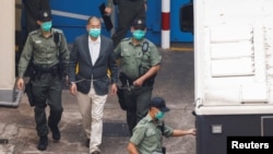 香港壹傳媒創辦人黎智英離開收押所準備登上囚車前往法庭。（2020年12月12日）