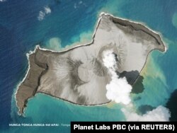 Gambar Planet SkySat menunjukkan kepulan asap dari gunung berapi bawah laut Hunga Tonga-Hunga Ha'apai beberapa hari sebelum letusannya pada 15 Januari, di Hunga Tonga-Hunga Ha'apai, Tonga, 7 Januari 2022. (Foto: Planet Labs PBC via REUTERS)