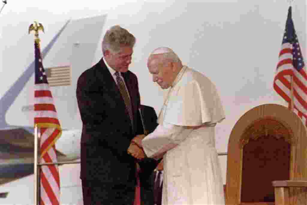 El presidente Bill Clinton saluda al Papa Juan Pablo II a su llegada a Estados Unidos (1995).