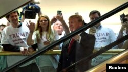 El candidato presidencial republicano de Estados Unidos, el magnate de los bienes raíces y la personalidad de la televisión Donald Trump llega por la escalera mecánica al interior de la Torre Trump para anunciar su campaña para la nominación presidencial republicana en 2016.