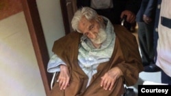 تصویری از نورعلی تابنده در بیمارستان مهر