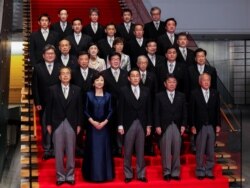 日本新首相岸田文雄（前排中）宣布组成新内阁（2021年10月4日)