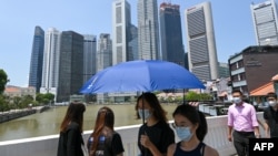 Người dân đi trên cầu gần khu tài chánh tại Singapore ngày 20/4/2021.