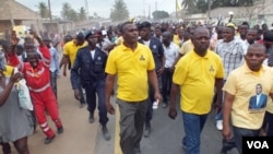 Abel Chivukuvuku participa numa marcha da CASA-CE no Soyo, província do Zaire, durante a campanha de 2012 (CASA-CE)